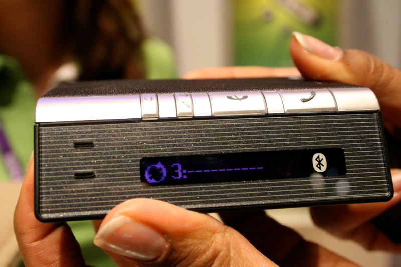 Illustration for article titled Sony Ericsson's Cool Desk/Car Bluetooth Speakerphone: HCB-120